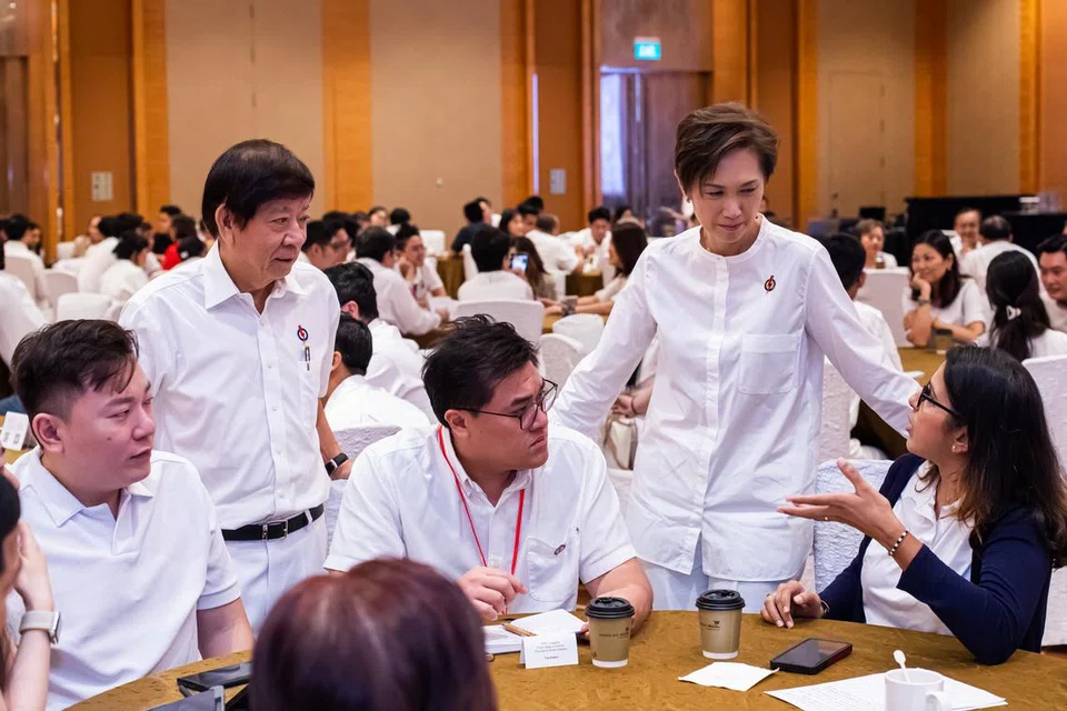 BINCANG DENGAN PESERTA: (Diri dari kanan) Cik Josephine Teo dan Encik Khaw Boon Wan berinteraksi dengan peserta dialog anjuran Forum Dasar Parti Tindakan Rakyat (PPF) yang diadakan di Pusat Konvensyen dan Ekspo Sands pada Sabtu.
