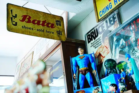 Papan tanda pertama bagi jenama kasut Bata yang mula bertapak di Singapura sejak 1931 itu dipercayai adalah satu-satunya papan tanda Bata dengan tulisan Jawi. Pengumpul barangan lama boleh membelinya dengan harga lebih $1,000.  