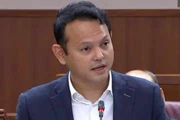 "Pertumbuhan gaji individu juga bermakna pendapatan keluarga meningkat. Bagi keluarga Singapura bergaji rendah, pendapatan tumbuh sebanyak 26 peratus secara kumulatif, lebih tinggi daripada 24 peratus bagi keluarga bergaji median. Apa yang signifikan juga, gaji meningkat sedang kadar pengambilan pekerja bagi penduduk berusia 25 tahun hingga 64 tahun kekal tinggi, pada sekitar 80 peratus." - Menteri Negara (Tenaga Manusia), Encik Zaqy Mohamad.