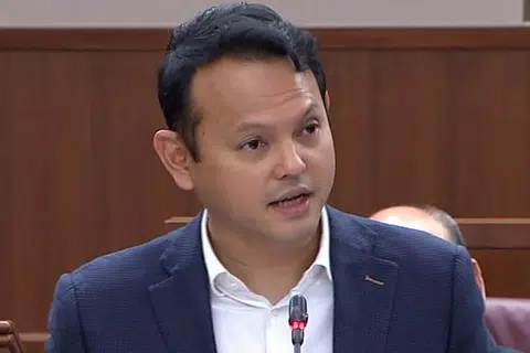 "Pertumbuhan gaji individu juga bermakna pendapatan keluarga meningkat. Bagi keluarga Singapura bergaji rendah, pendapatan tumbuh sebanyak 26 peratus secara kumulatif, lebih tinggi daripada 24 peratus bagi keluarga bergaji median. Apa yang signifikan juga, gaji meningkat sedang kadar pengambilan pekerja bagi penduduk berusia 25 tahun hingga 64 tahun kekal tinggi, pada sekitar 80 peratus." - Menteri Negara (Tenaga Manusia), Encik Zaqy Mohamad.