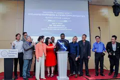WADAH BARU: (Tiga dari kiri) Cik Pua Youli, Cik Yeo Wan Ling, Encik Dickrose Masalamani dan Encik Ridzuan Ismail melancarkan laman baru SPS di SAFRA Mount Faber pada Jumaat.