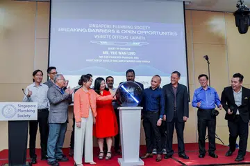 WADAH BARU: (Tiga dari kiri) Cik Pua Youli, Cik Yeo Wan Ling, Encik Dickrose Masalamani dan Encik Ridzuan Ismail melancarkan laman baru SPS di SAFRA Mount Faber pada Jumaat.