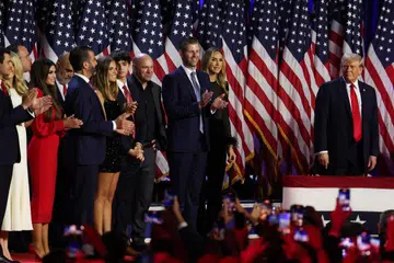 Anggota keluarga Trump menyaksikan calon Presiden Republikan dan bekas Presiden Amerika Syarikat, Encik Donald Trump, tiba untuk berucap pada acara malam pilihan raya di Pusat Konvensyen Palm Beach, Florida. 