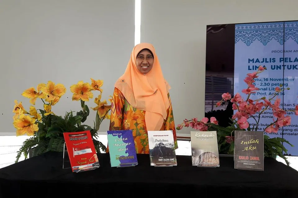 NAZARIAH NASIR minat menulis sejak di bangku sekolah. Beliau pernah memenangi hadiah merit bagi puisi ‘Siapa Diri Ini?’ dalam peraduan ‘Noktah Putih’. Nazariah juga telah menghasilkan dua novel bertajuk ‘Cinta Facebook Cinta Tanpa Suara’ dan ‘Tin’. Lima puisinya pula dimuatkan dalam kumpulan buku ‘Puisi Bebas Melata Menekat Sayang’. Puisi dan cerpen Nazariah juga telah dimuatkan dalam buku ‘Hempedu Di Tasik Madu’ terbitan Asas ’50. 