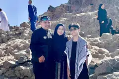 Cik Nazlin Hilal mengerjakan umrah ‘DIY’ bersama suaminya, Encik Shahrin Yem (kiri), dan anak bongsu mereka, Danish. Mereka bergambar di gunung tertinggi dan terbesar di Madinah, Jabal Uhud. 