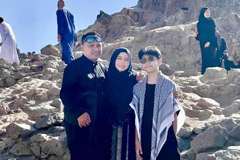 Cik Nazlin Hilal mengerjakan umrah ‘DIY’ bersama suaminya, Encik Shahrin Yem (kiri), dan anak bongsu mereka, Danish. Mereka bergambar di gunung tertinggi dan terbesar di Madinah, Jabal Uhud. 