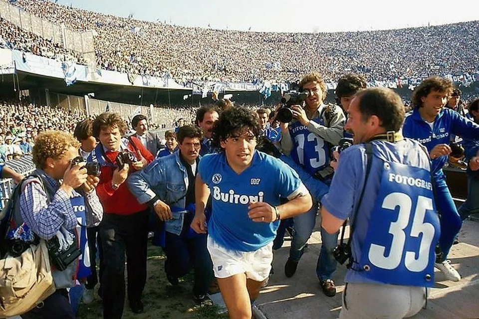 IMPAK BESAR PADA DUNIA: Maradona terkenal di mata dunia malah wajahnya turut terpahat pada tembok 'mural' di Italy. - Foto TWITTER ASIF KAPADIA