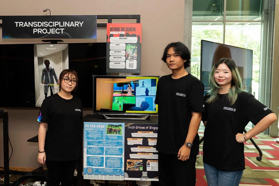 Encik Muhammad Aidil Jasman (tengah) bersama pelajar Sekolah Media, Seni dan Reka Bentuk Politeknik Singapura lain, Esther Goh Mei Ting (kiri) dan Lim Cuiwei.