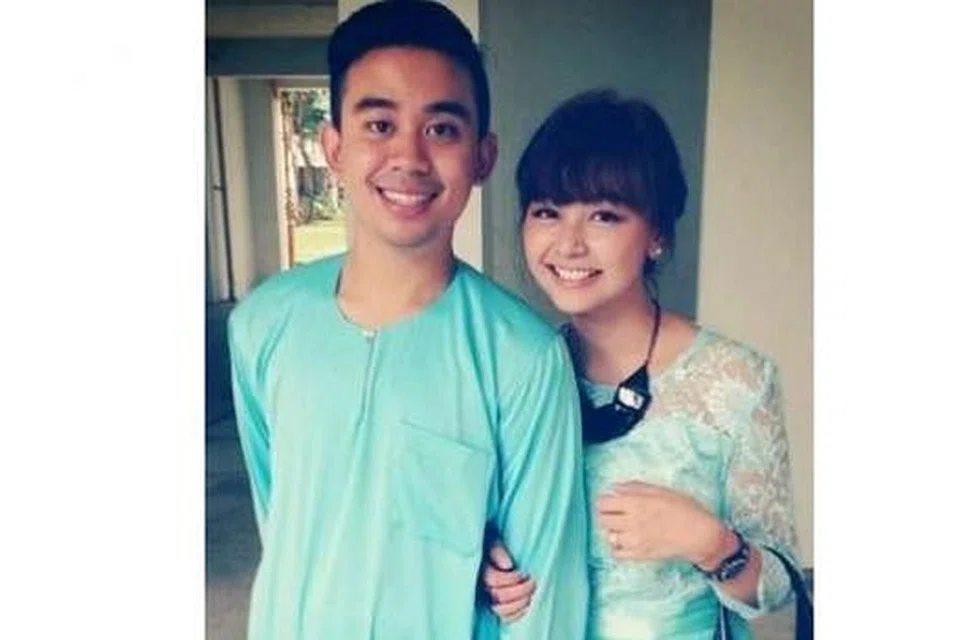 BUAT MARAH PEMINAT: Inilah foto Lebaran Alyph Sleeq dan tunangnya, Azzah Fariha Samat, yang mencetus rasa tidak selesa beberapa peminatnya yang marah lengan mereka berpautan, walhal belum menjadi suami isteri yang sah. - Foto ALYPH SLEEQ