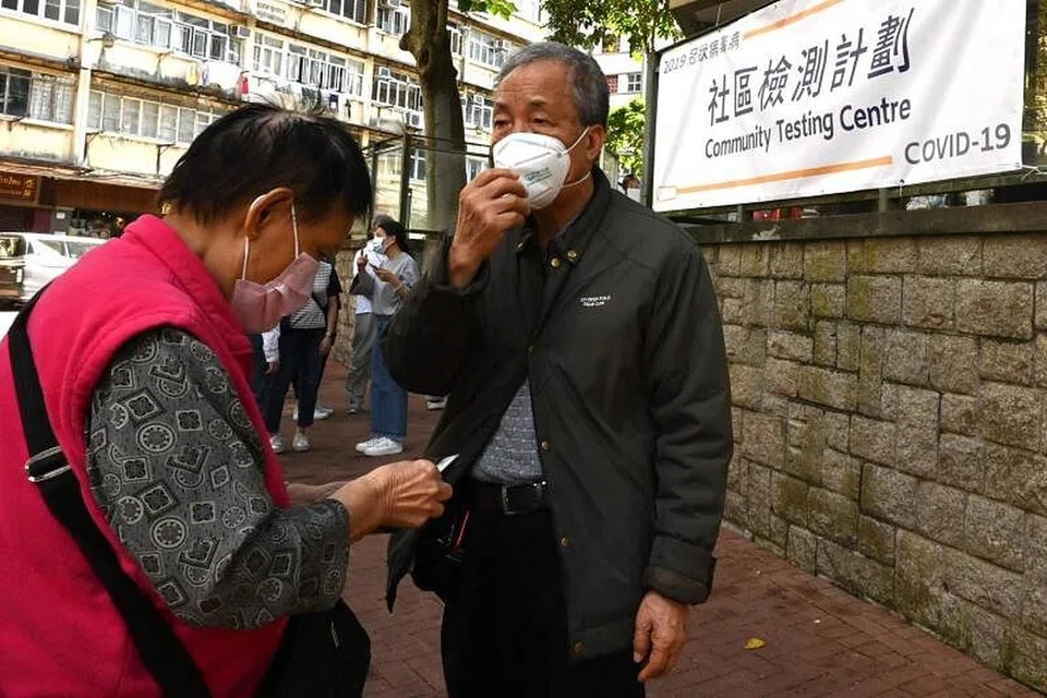 Orang ramai menunggu di luar pusat pengujian di Hong Kong pada Ahad (22 Nov) sedang bilangan kes Covid-19 di wilayah itu terus meningkat. 
