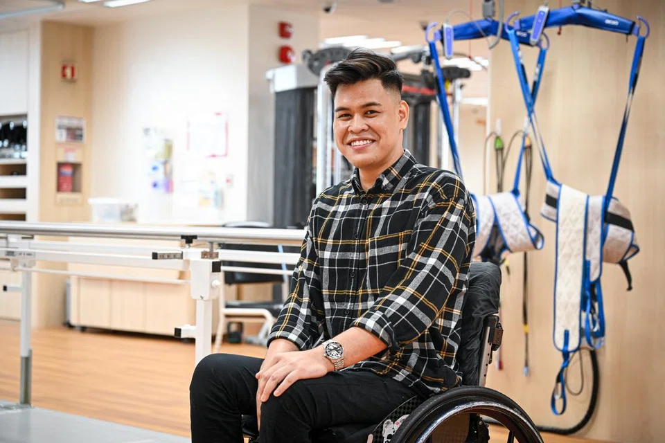 TURUT SERTA: Encik Asyraf Ghazali, 28 tahun, menyertai percubaan ‘Restores’ dijalankan bersama Hospital Tan Tock Seng, Institut Neurosains Kebangsaan dan Agensi bagi Sains, Teknologi dan Penyelidikan (A * STAR) sejak Januari 2023.
