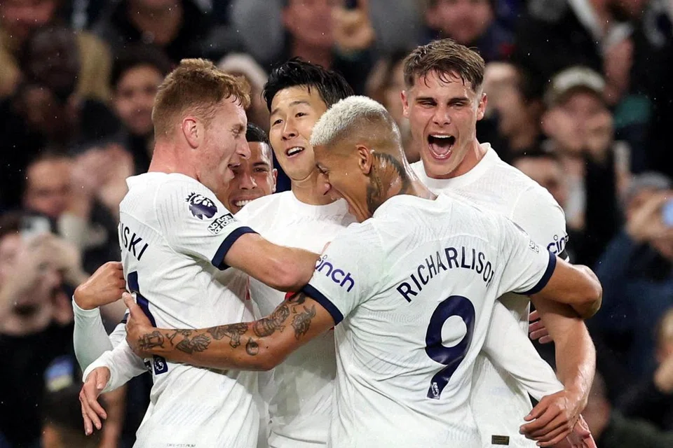 RAI GOL: Son Heung-min (tiga dari kiri) meraikan jaringan pertama perlawanan menentang Fulham bersama rakan sepasukan.