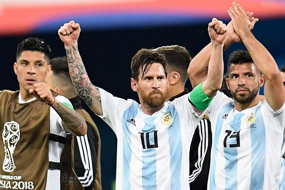 RAIKAN KEMENANGAN: Lionel Messi (tengah) mengangkat kededua belah tangannya selepas Argentina berjaya melangkah ke pusingan kalah mati Piala Dunia selepas gol kemenangan yang dihasilkan pemain pertahanan, Marcos Rojo. - Foto AFP