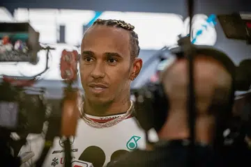 PEMIKIRAN ORANG ATASAN HALANG KEMAJUAN: Lewis Hamilton berkata ramai orang di sebalik tabir F1 benar-benar tidak sukakan isu diskriminasi tetapi menyifatkannya sukar bergerak jika pihak atasan punya pemikiran yang menghambat kemajuan.