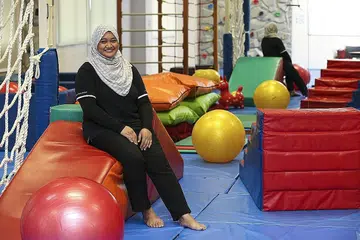 WANITA TUNJANG NEGARA: Antara wanita yang berbakti kepada masyarakat setempat ialah golongan jurupulih cara kerja seperti Cik Nur Atiqah Hairodin, 30 tahun. Beliau berkhidmat di bawah badan amal AWWA dan ditemui di bangunan persatuan itu beralamat 9 Lorong Napiri, Hougang, baru-baru ini.