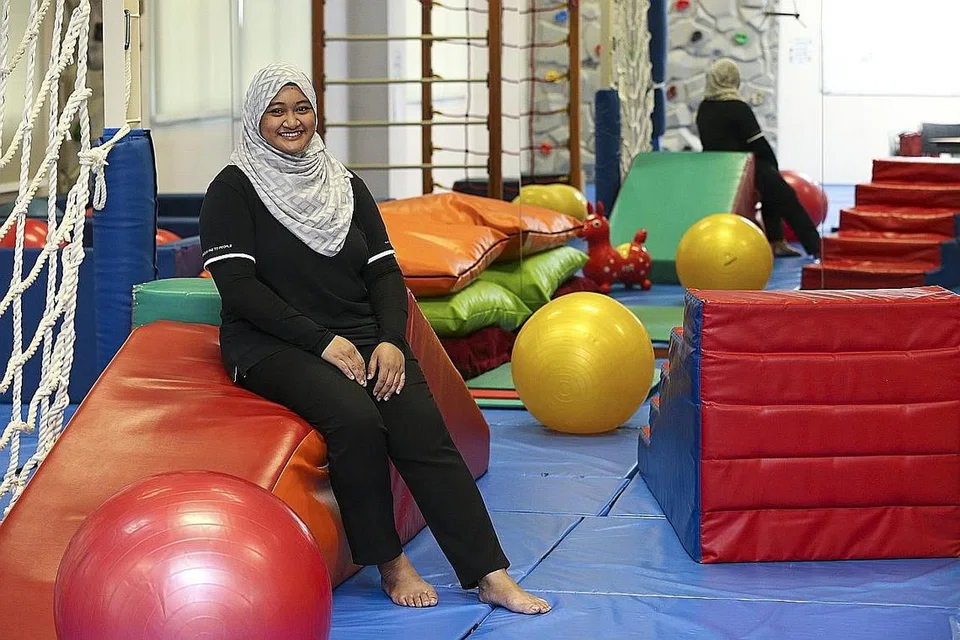 WANITA TUNJANG NEGARA: Antara wanita yang berbakti kepada masyarakat setempat ialah golongan jurupulih cara kerja seperti Cik Nur Atiqah Hairodin, 30 tahun. Beliau berkhidmat di bawah badan amal AWWA dan ditemui di bangunan persatuan itu beralamat 9 Lorong Napiri, Hougang, baru-baru ini.