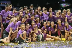BERGAMBAR DENGAN JUARA: Juara Final WTA BNP Paribas Singapura yang disampaikan SC Gobal, Svitolina (barisan depan, tengah) sempat bergambar bersama kanak-kanak yang menjadi "ball kids" (budak yang memungut bola di luar gelanggang) selepas kemenangannya itu. - Foto EPA-EFE