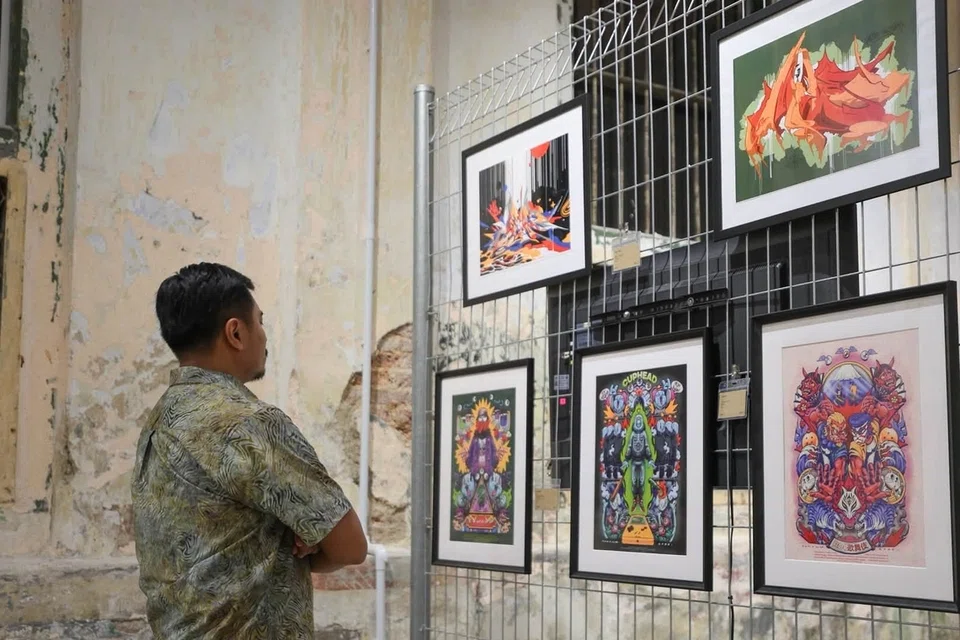 Antara pameran lukisan yang terdapat di galeri seni Kota Jail.