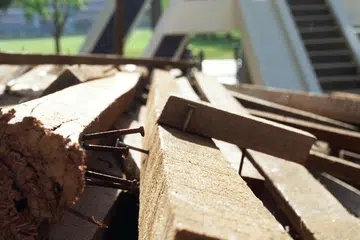 Serpihan kayu.