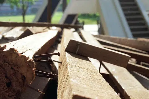 Serpihan kayu.