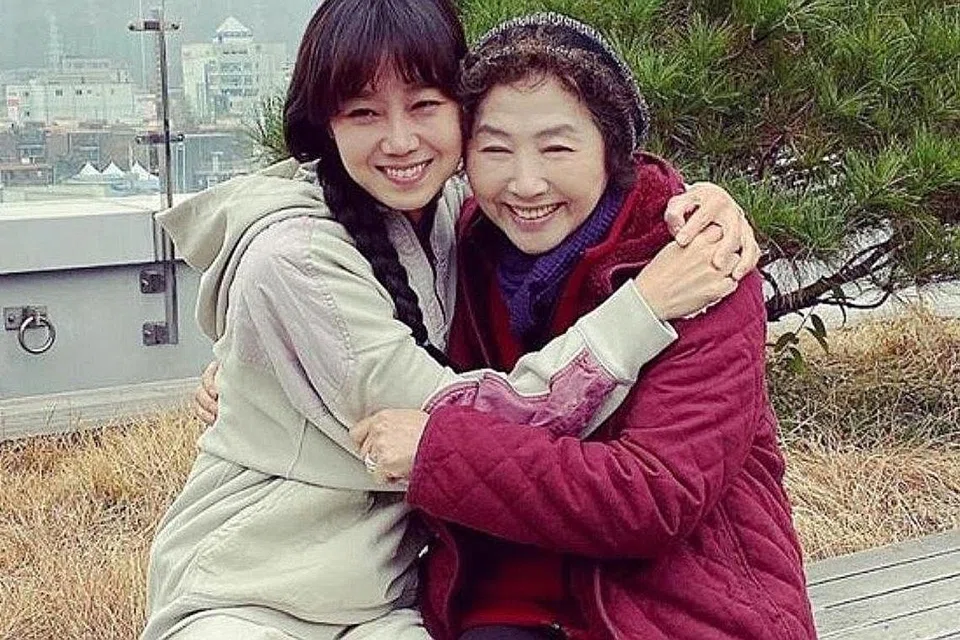 WHEN THE CAMELIA BLOOMS: Drama tentang kecekalan ibu tunggal membesakan anaknya dalam sekitaran di mana jiran-jirannya sering berpandang serong terhadapnya. - Foto NETFLIX