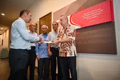 BERI SUMBANGAN: Ketua Pegawai Eksekutif (CEO) Sheng Siong Group Ltd, Encik Lim Hock Chee (kanan), menyampaikan cek kepada CEO RLAF, Encik Muhammad Faizal Othman (kiri), di Masjid Yusof Ishak pada Khamis. Majlis penyerahan cek itu turut disaksikan oleh wakil bukan pemastautin Singapura ke Palestin, Encik Hawazi Daipi (tengah); Pengerusi RLAF, Encik Abdul Razak Hassan Maricar (dua dari kanan); dan Timbalan Ketua Eksekutif Muis, Dr Albakri Ahmad (dua dari kiri).