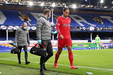 TAK CUKUP REHAT?: Pemain pertahanan Liverpool, Virgil van Dijk (kanan) memerlukan pembedahan, selepas dicabar penjaga gol Everton, Jordan Pickford ketika seri 2-2 dalam saingan tetangga Merseyside. - Foto REUTERS 