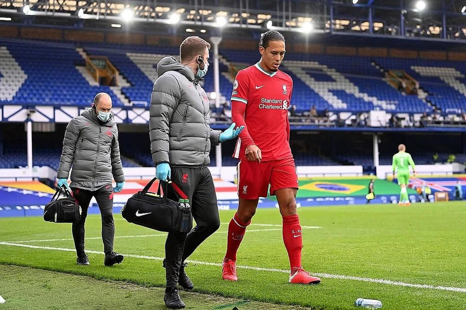 TAK CUKUP REHAT?: Pemain pertahanan Liverpool, Virgil van Dijk (kanan) memerlukan pembedahan, selepas dicabar penjaga gol Everton, Jordan Pickford ketika seri 2-2 dalam saingan tetangga Merseyside. - Foto REUTERS 