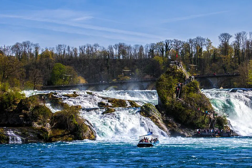RHINE FALLS: Air terjun ikonik di Switzerland ini antara tempat yang menjadi tarikan pelancong.