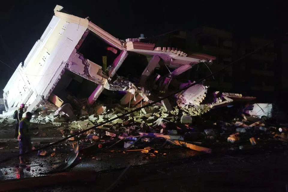 Penduduk memeriksa kawasan di sebuah bangunan yang runtuh akibat serangan udara Israel di perkampungan Kfar Jaouz, selatan Lebanon, pada 15 Oktober.