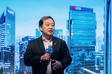 Ketua Pegawai Kewangan (CFO) UOB, Encik Lee Wai Fai, berkata bank itu masih meneruskan usaha menempatkan sebahagian kegiatan perniagaannya di luar negara bagi mengurangkan kos perniagaan.