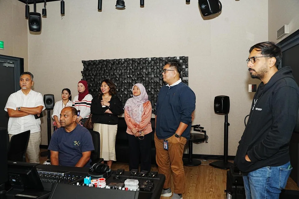 Pengasas PropNex, Encik Ismail Gafoor (duduk), melawat Studio +65 sebagai sebahagian daripada lawatannya ke BH. Bersamanya ialah (dari kiri) Editor BH, Encik Nazry Mokhtar; Penolong Editor Berita (Media Sosial), Cik Ervina Mohd Jamil; Koresponden BH, Cik Siti Aisyah Nordin;  Penolong Pengarah, Komunikasi Korporat dan Pembangunan Perniagaan PropNex, Cik Fazilla Nordin; Editor Audiens dan Perkembangan BH, Cik Norhaiza Hashim dan Editor Berita, Encik Nazri Hadi Saparin.