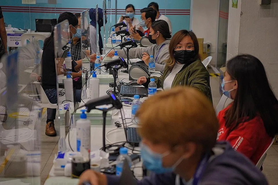 NORMA BARU: Memakai pelitup telah menjadi kebiasaan warga Singapura hari ini dan ini harus diterima sebagai sebahagian daripada cara kehidupan harian, sekiranya Covid-19 menjadi endemik. - Foto BH oleh MARK CHEONG