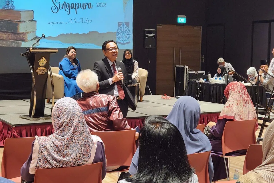 WACANA ILMU: Profesor H. Abdul Malik (berdiri) menjawab soalan para peserta dalam sesi soal jawab.