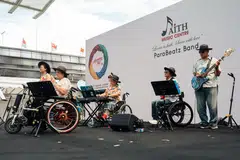 Encik Azhar Samsudin (dua dari kanan), bersama kugiran ParaBeatz, beraksi di acara keharmonian kaum, Harmony Fest! ’25 di Hab Sukan Singapura pada 5 Julai. 