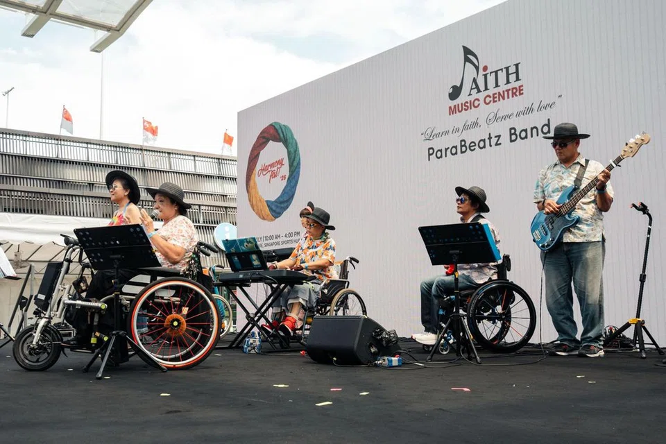 Encik Azhar Samsudin (dua dari kanan), bersama kugiran ParaBeatz, beraksi di acara keharmonian kaum, Harmony Fest! ’25 di Hab Sukan Singapura pada 5 Julai. 