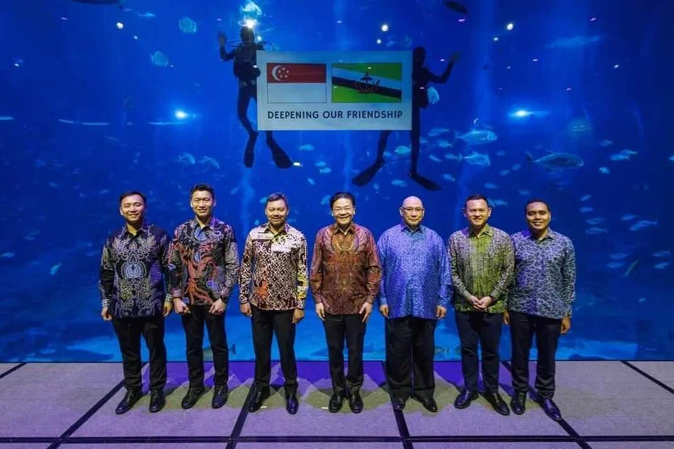 Perdana Menteri, Encik Lawrence Wong (tengah), dan Putera Mahkota Brunei, Putera Al-Muhtadee Billah (tiga dari kiri), bergambar bersama dua penyelam memegang kain rentang tertera ‘Deepening Our Friendship’ (Memperkukuh Persahabatan Kita) di dalam akuarium di Singapore Oceanarium di Sentosa pada 1 Oktober. Bergambar bersama mereka ialah (dari kiri) Menteri Negara Kanan (Pembangunan Sosial dan Keluarga), Encik Goh Pei Ming; Menteri Kebudayaan, Masyarakat dan Belia merangkap Menteri Kedua Pendidikan, Encik David Neo; Menteri Pengangkutan dan Infokomunikasi Brunei, Dato Seri Setia Awang Mohammed Riza Dato Paduka Haji Mohammed Yunos; Pemangku Menteri Bertanggungjawab bagi Ehwal Masyarakat Islam, Encik Zaqy Mohamad; dan Menteri Negara (Ehwal Luar merangkap Ehwal Dalam Negeri), Encik Zhulkarnain Abdul Rahim.