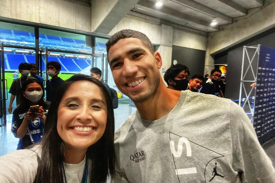 Cik Janna Jauhar bersama pemain dari Maghribi,  Achraf Hakimi. 