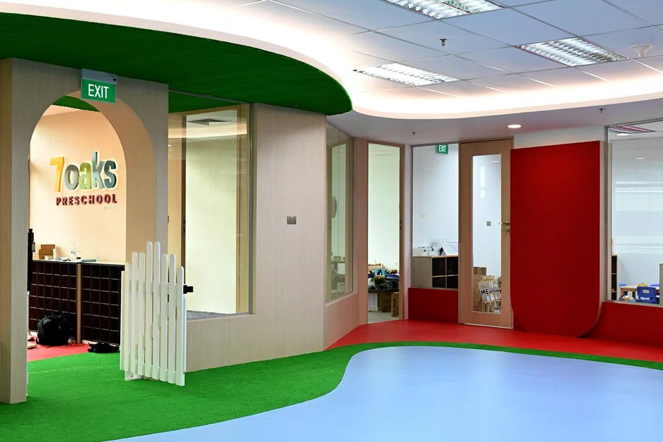 Pusat baru 7oaks Jurong East menyediakan kemudahan baru dengan rekaan dalaman yang segar dan berwarna-warni. 