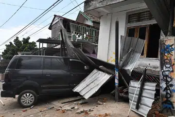 Kereta dan rumah rosak di Bangsal, utara Lombok, pada 8 Ogos 2018, tiga hari selepas kawasan itu dilanda gempa bumi.