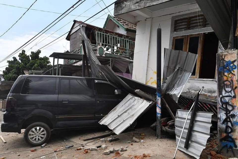 Kereta dan rumah rosak di Bangsal, utara Lombok, pada 8 Ogos 2018, tiga hari selepas kawasan itu dilanda gempa bumi.