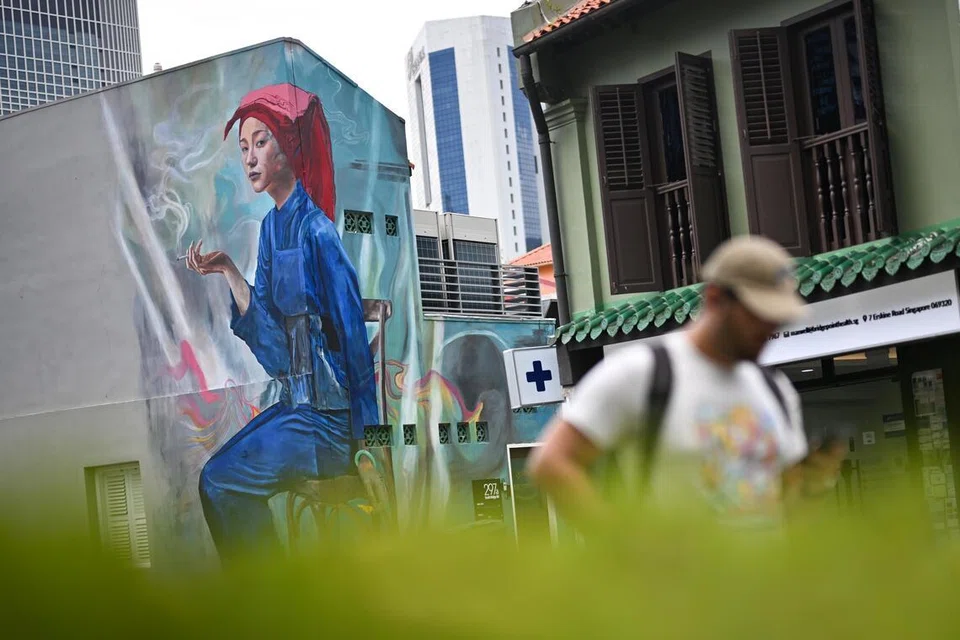 Penguasa Pembangunan Semula Bandar (URA) pernah meminta perubahan bagi lukisan mural oleh Sean Dunston di rumah kedai yang terletak di 297 South Bridge Road namun selepas itu dikekalkan. 