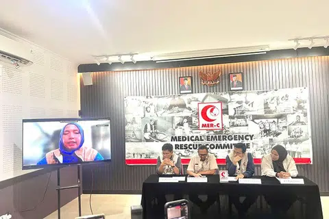 Anggota Jawatankuasa Penyelamat Kecemasan Perubatan (MER-C) dalam sidang akhbar di Jakarta pada 10 Oktober mengadakan sidang video bersama relawan yang berada di Hospital Indonesia di utara Gaza. 