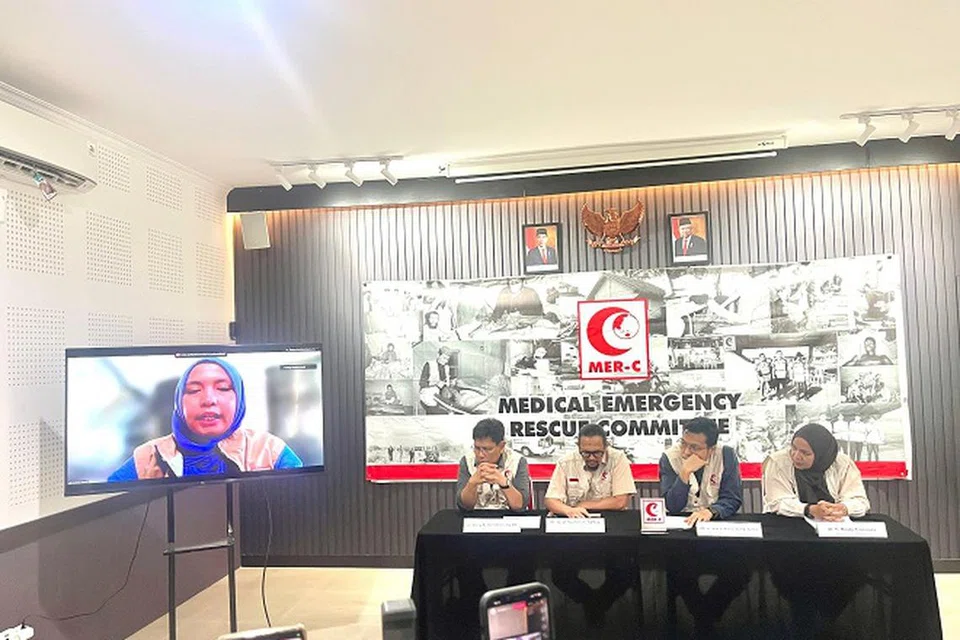 Anggota Jawatankuasa Penyelamat Kecemasan Perubatan (MER-C) dalam sidang akhbar di Jakarta pada 10 Oktober mengadakan sidang video bersama relawan yang berada di Hospital Indonesia di utara Gaza. 