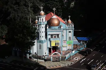 KUMPUL DANA BINA MASJID: Pada 1950-an, masyarakat Malabar-Muslim di sini mengumpul dana untuk membina masjid. Masjid Malabar dibuka secara rasmi oleh Presiden Pertama Singapura, Allahyarham Yusof Ishak, pada 24 Januari 1963. - Foto BH oleh KELVIN CHNG