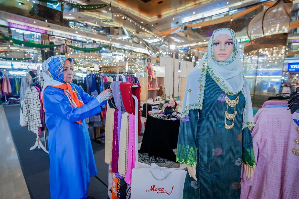 Pemilik kedai Mona J Collections, Cik Maimunah Ali, berkata kedai ‘pop-up’ di Golden Landmark tidak mendapat sambutan yang dijangkakan.