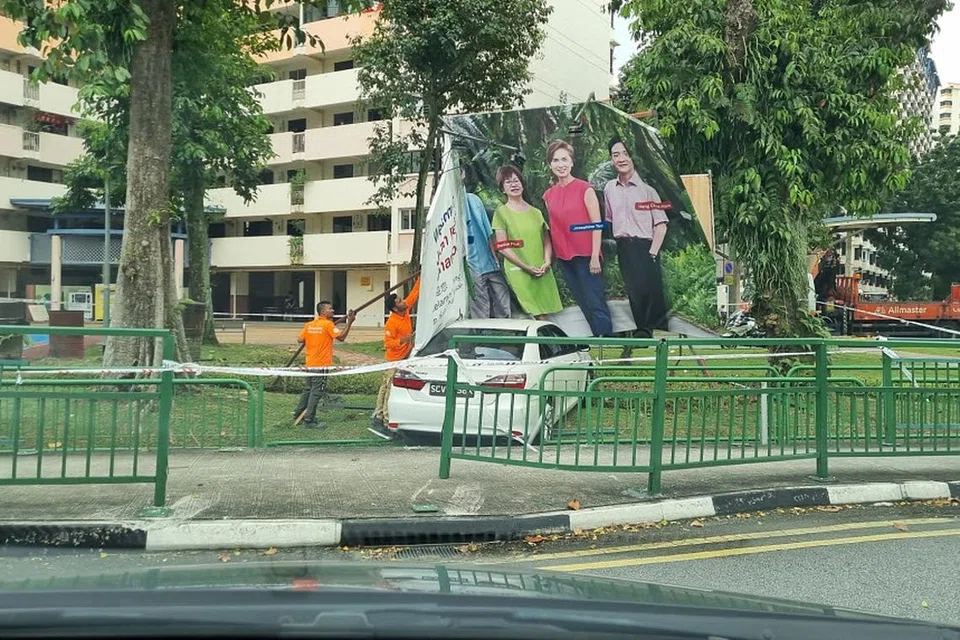 REMPUH PAGAR: Pagar jalan dirempuh kereta yang kemudian terhenti di rumput berhampiran gelanggang bola keranjang di Whampoa.