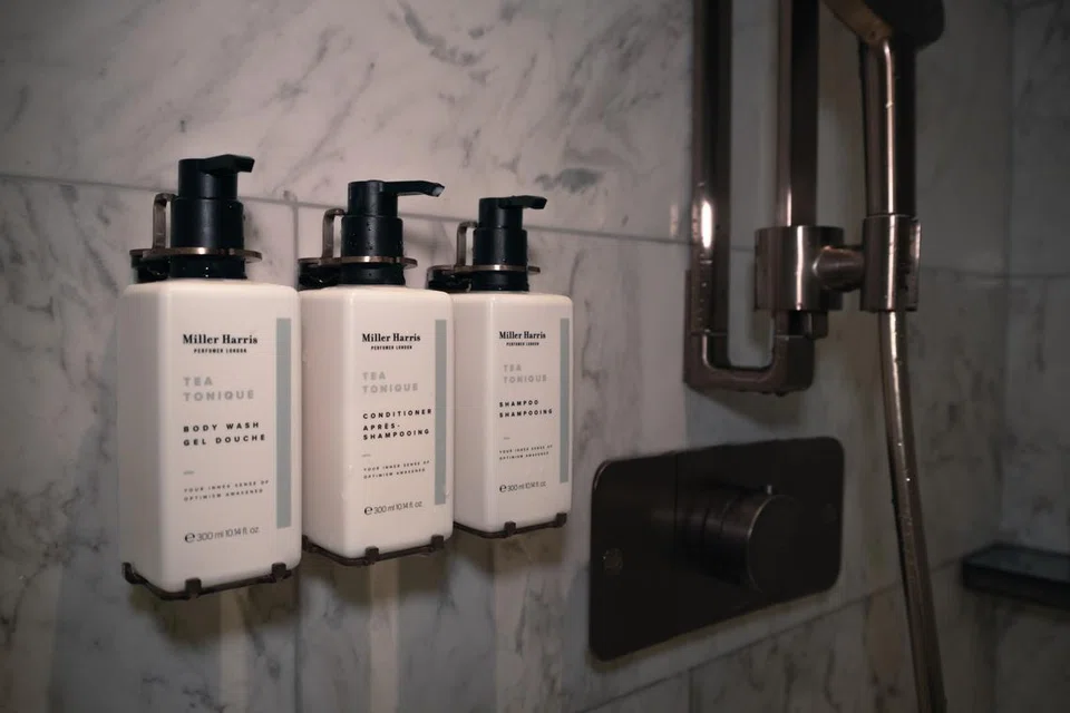 Syampu dan sabun badan jenama Miller Harris, dengan aroma segar bahan botani bermutu tinggi tersedia dalam bilik hotel. 