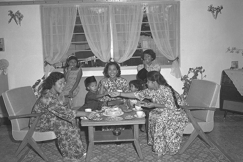 BAJU KURUNG ERA SILAM: Baju kurung yang digayakan kaum wanita dan kanak-kanak sempena Hari Raya Aidilfitri pada tahun 1960 lalu.