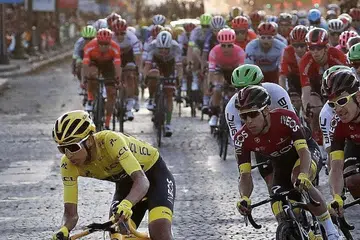 DITUNDA: Egan Bernal dari Team Ineos (baju kuning) mendahului perlumbaan Tour de France tahun lalu. - Foto EPA-EFE
